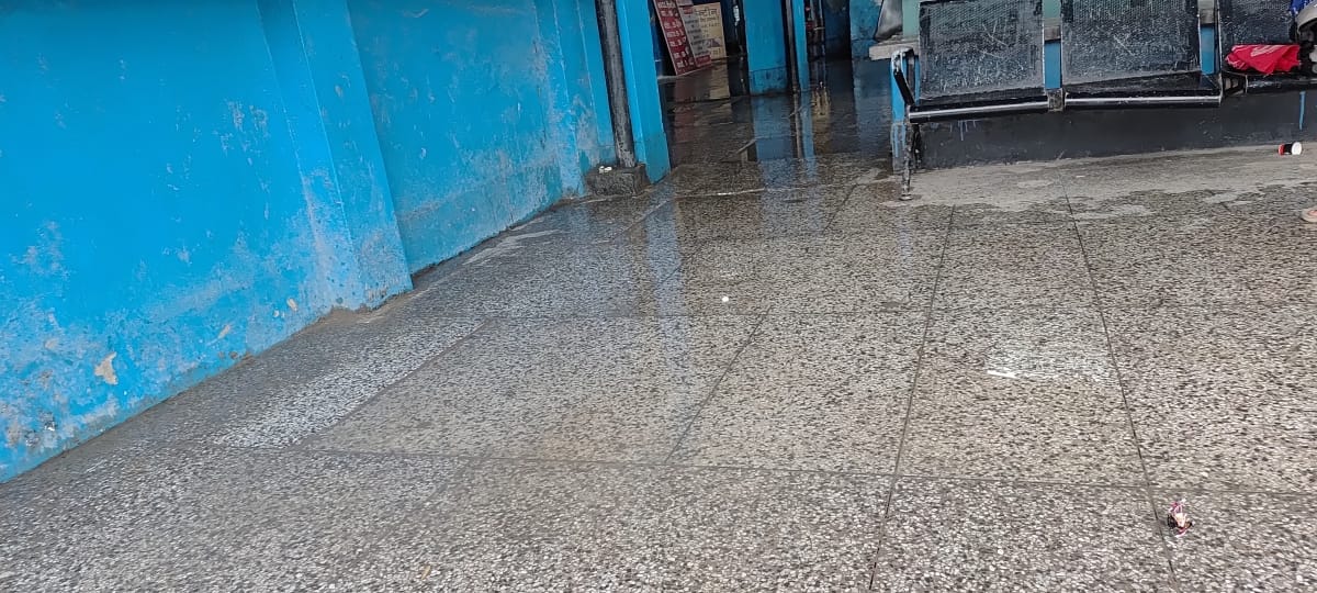 धर्मशाला बस स्टैंड में छत से टपका पानी। जिससे लोगों को खासी परेशानी का सामना करना पड़ रहा है। अ
