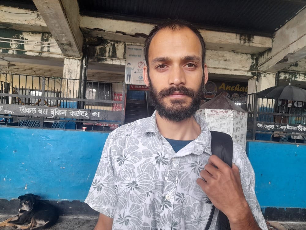 धर्मशाला बस स्टैंड में छत से टपका पानी। जिससे लोगों को खासी परेशानी का सामना करना पड़ रहा है। अ