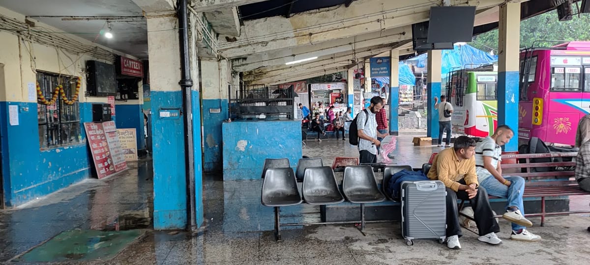धर्मशाला बस स्टैंड में छत से टपका पानी। जिससे लोगों को खासी परेशानी का सामना करना पड़ रहा है। अ