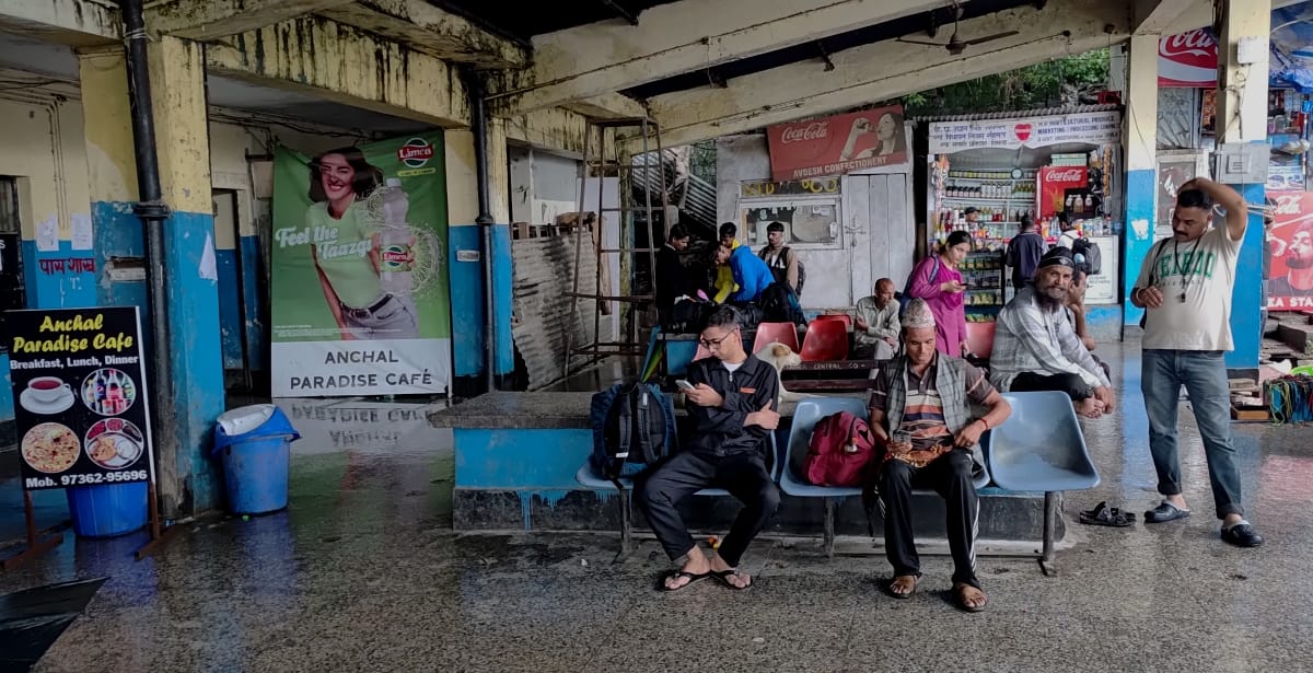 धर्मशाला बस स्टैंड में छत से टपका पानी। जिससे लोगों को खासी परेशानी का सामना करना पड़ रहा है। अ