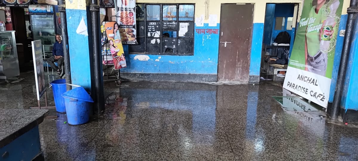 धर्मशाला बस स्टैंड में छत से टपका पानी। जिससे लोगों को खासी परेशानी का सामना करना पड़ रहा है। अ