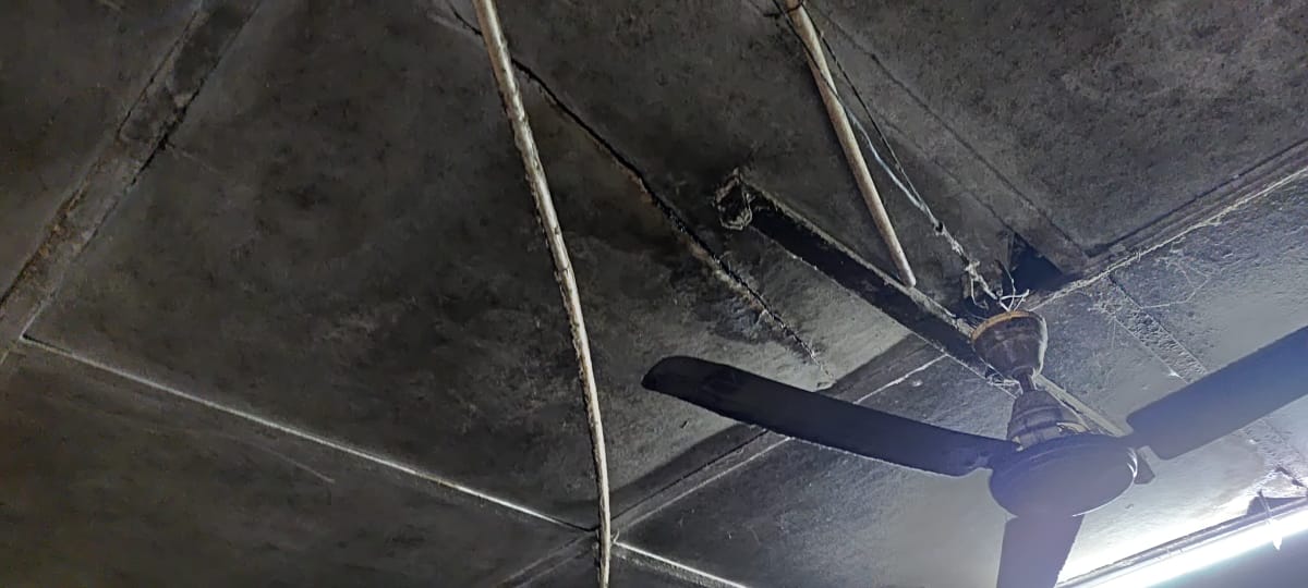 धर्मशाला बस स्टैंड में छत से टपका पानी। जिससे लोगों को खासी परेशानी का सामना करना पड़ रहा है। अ