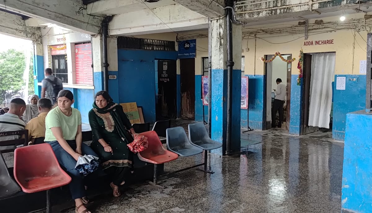 धर्मशाला बस स्टैंड में छत से टपका पानी। जिससे लोगों को खासी परेशानी का सामना करना पड़ रहा है। अ