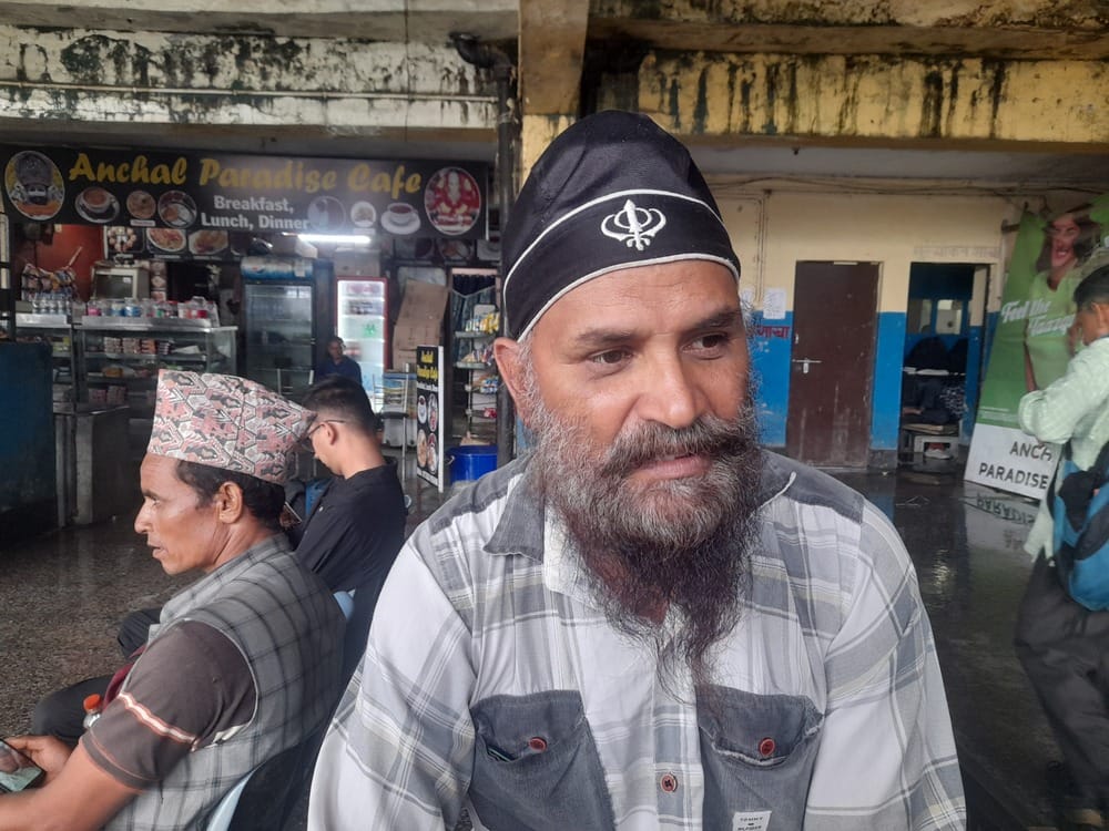 धर्मशाला बस स्टैंड में छत से टपका पानी। जिससे लोगों को खासी परेशानी का सामना करना पड़ रहा है। अ
