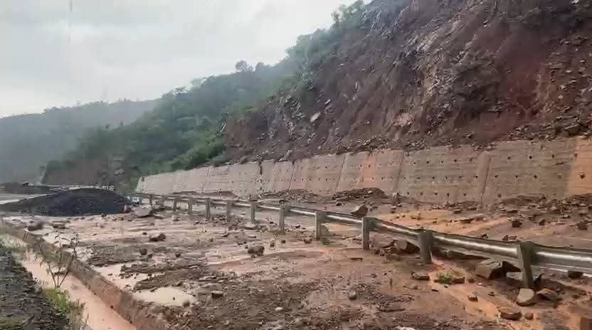 उधमपुर। राष्ट्रीय राजमार्ग पर पहाड़ियों से पत्थर और मलबा सड़क पर आ गिरा। संवाद। उधमपुर। राष्ट्रीय राजमार्ग पर पहाड़ियों से पत्थर और मलबा सड़क पर आ गिरा। संवाद।