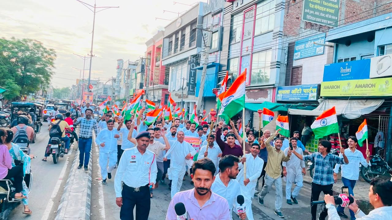 विधायक आदित्य सुरजेवाला व कांग्रेस कार्यकर्ता प्रदर्शन करते हुए।