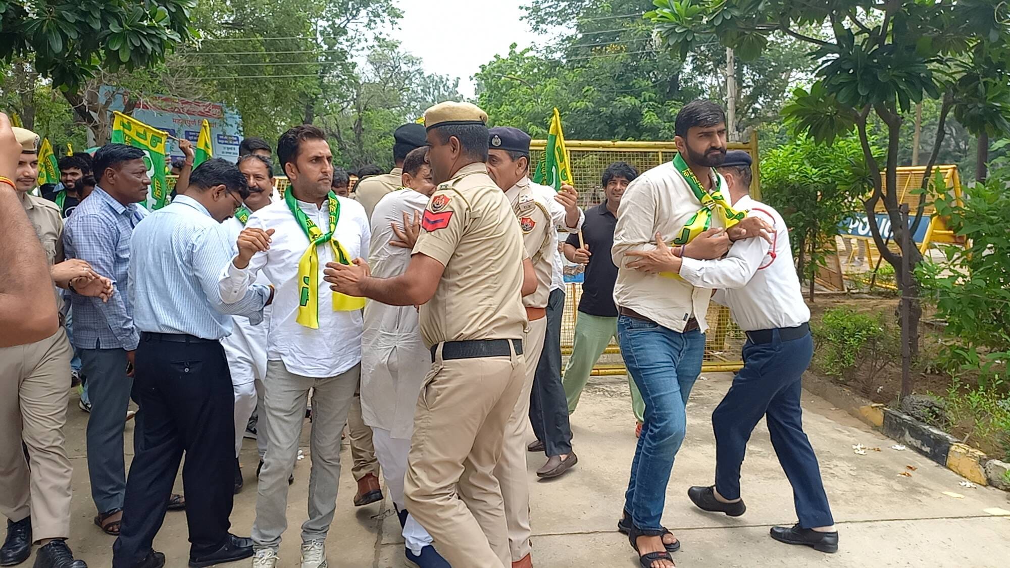 22jjrp06- लघु सचिवालय में अधिकारी को ज्ञापन सौंपते जजपा कार्यकर्ता। संवाद 22jjrp06- लघु सचिवालय में अधिकारी को ज्ञापन सौंपते जजपा कार्यकर्ता। संवाद