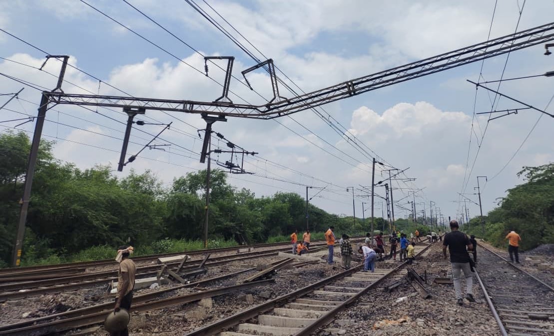 4. साहिबाबाद रेलवे स्टेशन के पास घटना स्थल पर पटरी पर गिरे कोयले को उठाती महिला श्रमिक। संवाद 4. साहिबाबाद रेलवे स्टेशन के पास घटना स्थल पर पटरी पर गिरे कोयले को उठाती महिला श्रमिक। संवाद