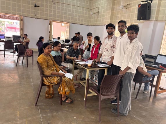 आरकेएसडी कॉलेज में दाखिले के लिए पहुंचे विद्यार्थी। विज्ञप्ति आरकेएसडी कॉलेज में दाखिले के लिए पहुंचे विद्यार्थी। विज्ञप्ति