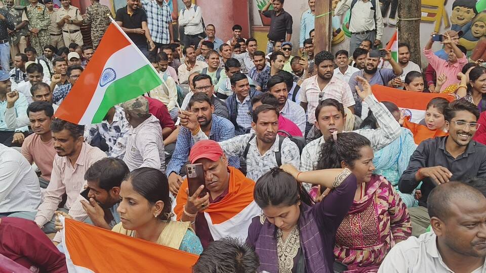 अतिथि शिक्षकों के धरनास्थल से हटाया टेंट,पुलिस ने 50 शिक्षकों को लिया हिरासत में।