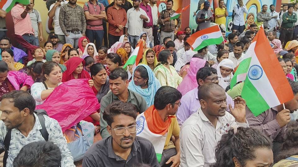 अतिथि शिक्षकों के धरनास्थल से हटाया टेंट,पुलिस ने 50 शिक्षकों को लिया हिरासत में।