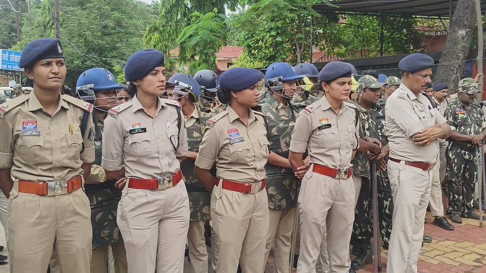 अतिथि शिक्षकों के धरनास्थल से हटाया टेंट,पुलिस ने 50 शिक्षकों को लिया हिरासत में।
