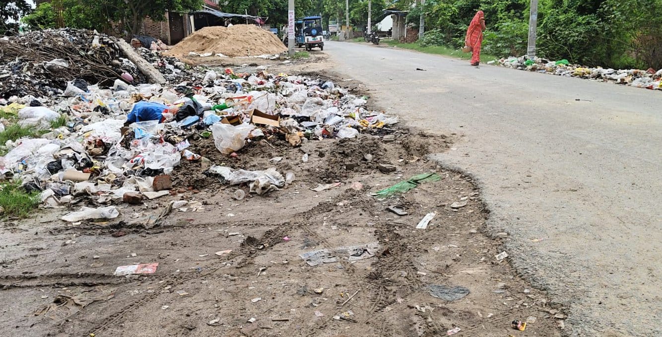 बाबा बेलखरनाथ धाम जाने वाले मार्ग चौखड़ा के समीप टूटी सड़क। संवाद