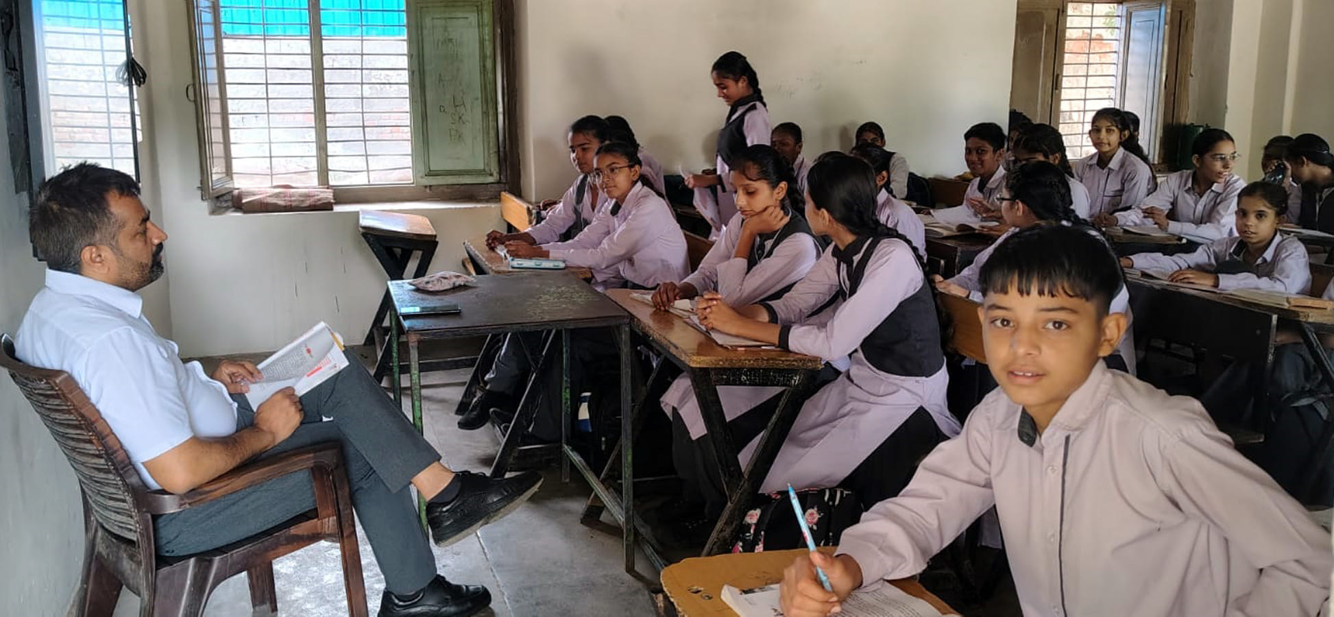 भागल स्कूल में बच्चों के साथ संवाद करते हुए एसडीमए मनीष कुमार यादव।