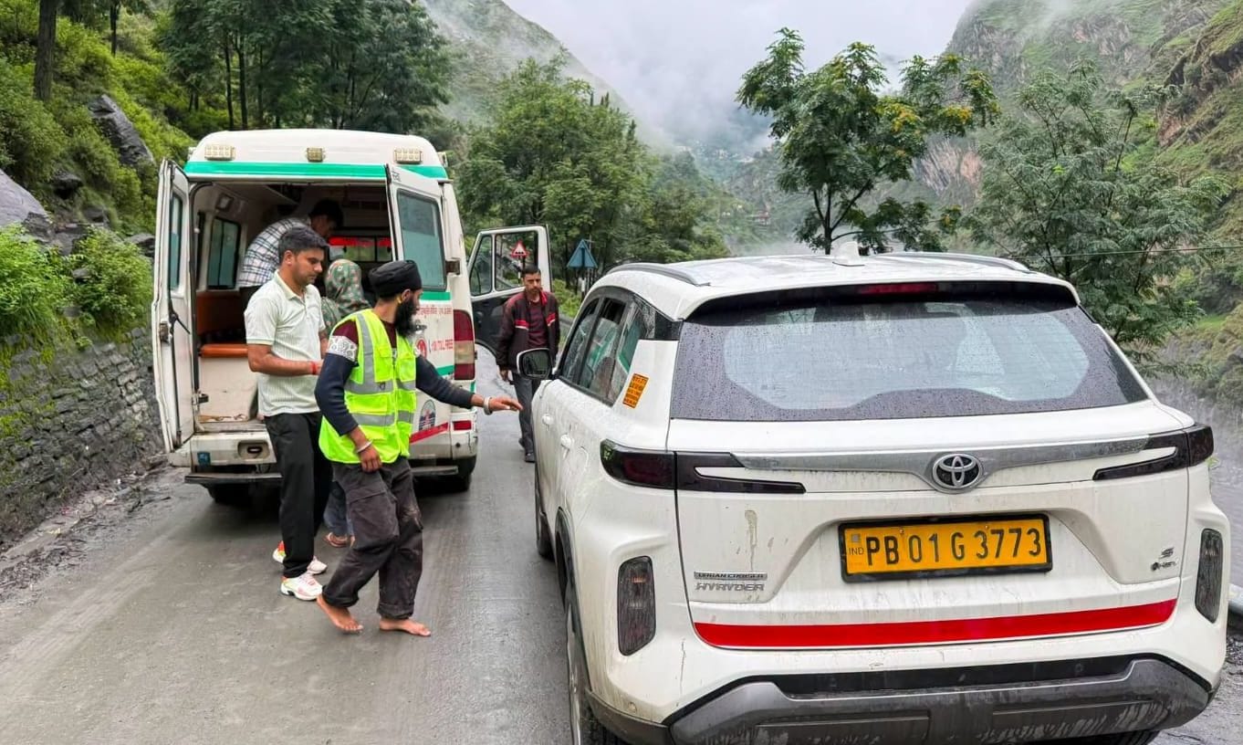भरमौर राष्ट्रीय राजमार्ग पर चट्टानों से मरीज को सुरक्षित गुजारते एनएचएआई कर्मचारी। भरमौर राष्ट्रीय राजमार्ग पर चट्टानों से मरीज को सुरक्षित गुजारते एनएचएआई कर्मचारी।