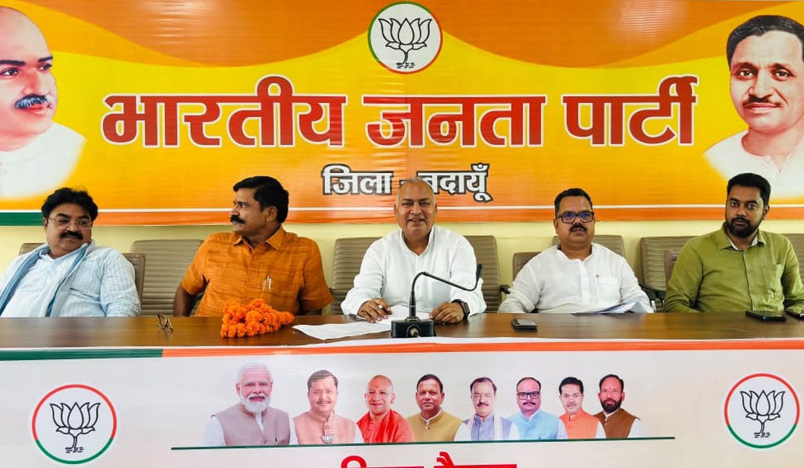 बूथ अध्यक्ष सम्मेलन को संबोधित करते विधायक राजीव कुमार सिंह बूथ अध्यक्ष सम्मेलन को संबोधित करते विधायक राजीव कुमार सिंह