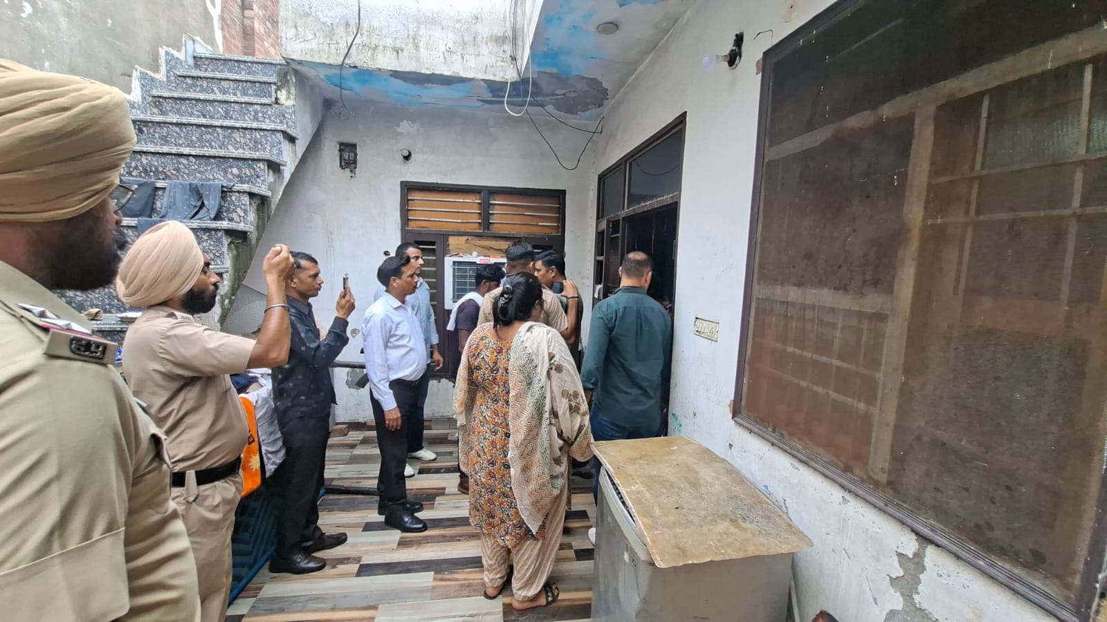डेहा कॉलोनी में नशे के खिलाफ कार्रवाई करते कर्मचारी। संवाद डेहा कॉलोनी में नशे के खिलाफ कार्रवाई करते कर्मचारी। संवाद