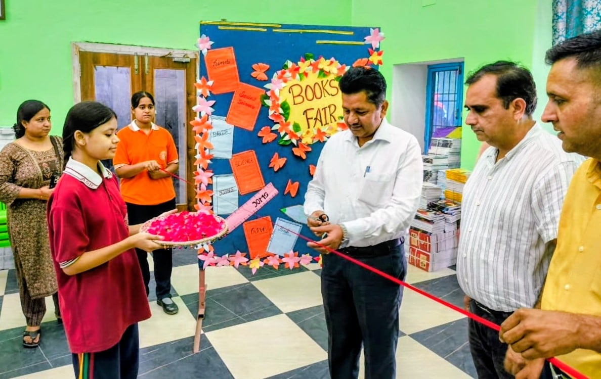 ए एस इंटर कालेज में पुस्तक मेले का उद्घाटन करते एसडीएम। (स्त्रोत संस्थान) मवाना। ए एस इंटर कालेज में पुस्तक मेले का उद्घाटन करते एसडीएम। (स्त्रोत संस्थान) मवाना।
