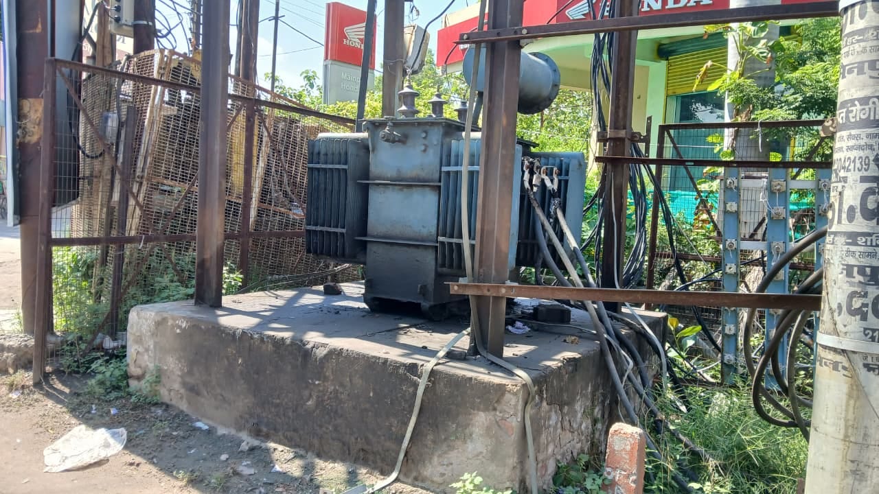 फोटो 11 मोहल्ला गाड़ीवान स्थित ट्रांसफार्मर की टूटी बैरिकेडिंग। संवाद