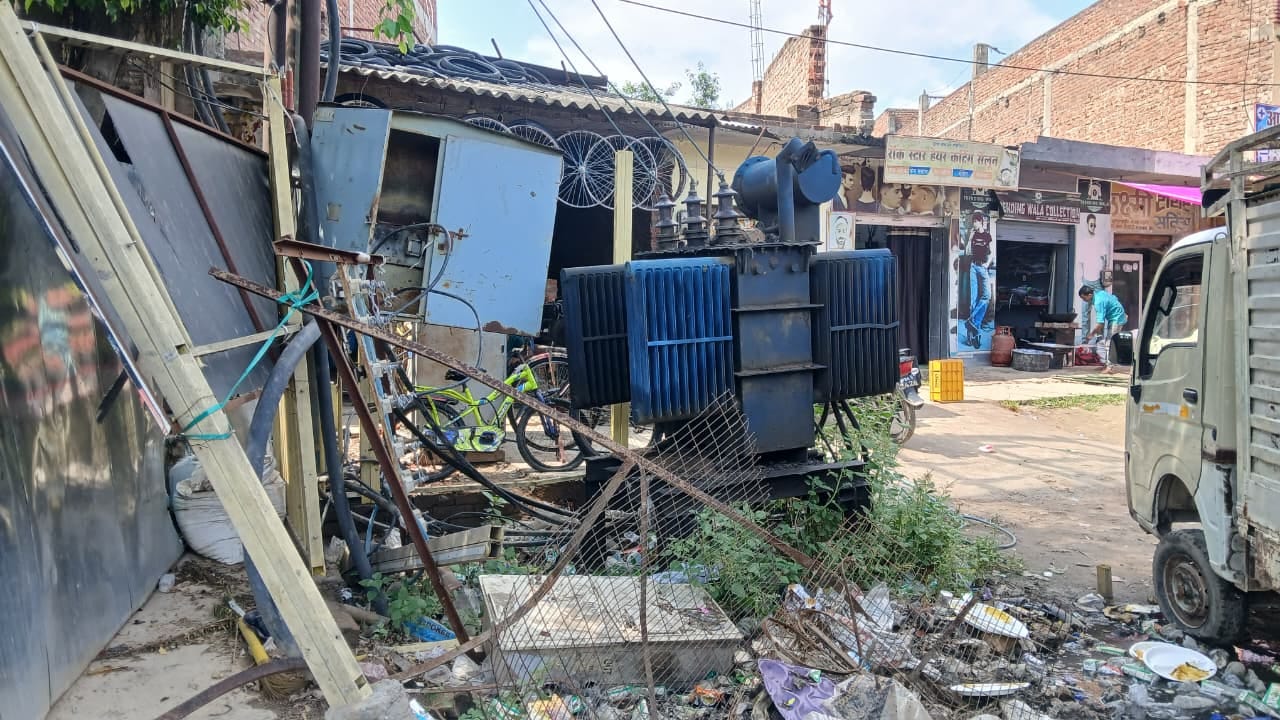 फोटो 11 मोहल्ला गाड़ीवान स्थित ट्रांसफार्मर की टूटी बैरिकेडिंग। संवाद