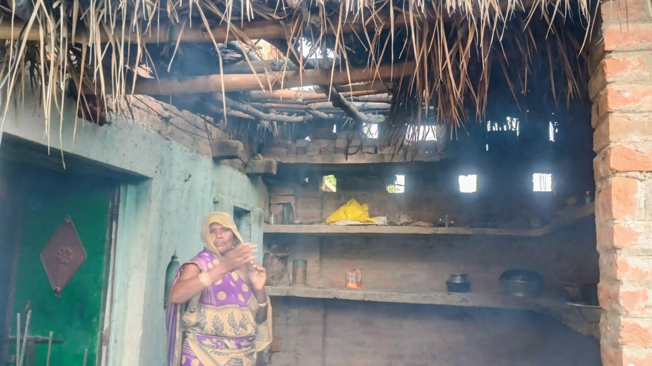 फोटो-13- करंट लगने से झुलसी संत कुमारी। संवाद फोटो-13- करंट लगने से झुलसी संत कुमारी। संवाद