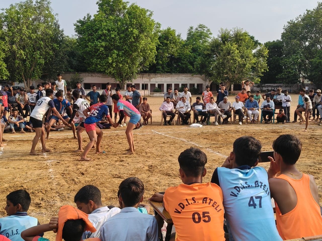 फोटो 18 खंड स्तरीय प्रतियोगिता में लंबी कूद में छलांग लगाता खिलाड़ी। स्रोत: कोच