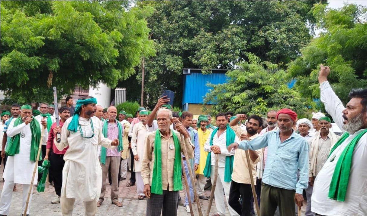 फोटो-23 लोहिया अस्पताल परिसर में पुलिस जीप घेरे भाकियू कार्यकर्ता, समझाते जिलाध्यक्ष अजय कटिया फोटो-23 लोहिया अस्पताल परिसर में पुलिस जीप घेरे भाकियू कार्यकर्ता, समझाते जिलाध्यक्ष अजय कटिया