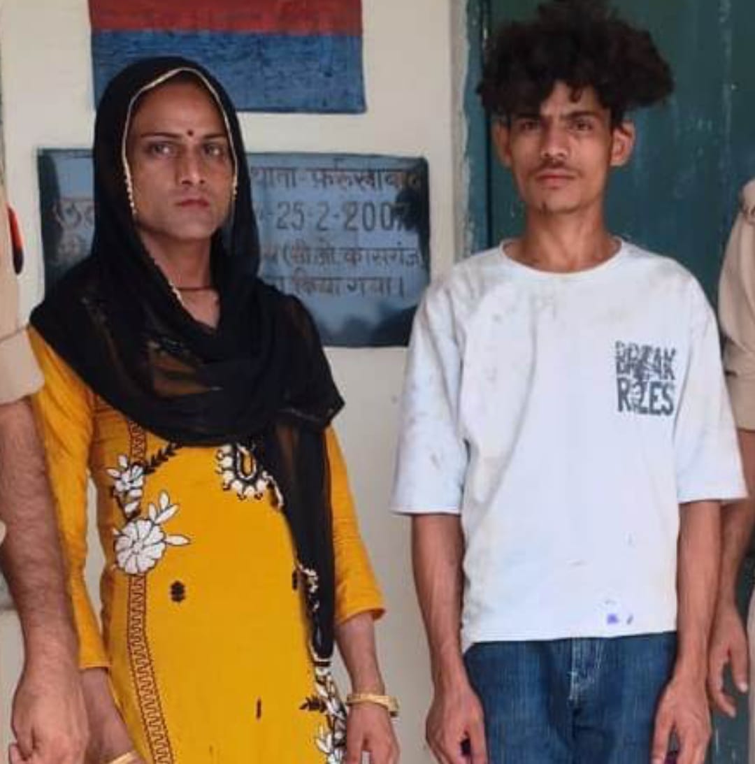 फोटो 27- जीआरपी थाने में घायल चाकू से सुनील व सौरभ से जानकारी लेती पुलिस। संवाद फोटो 27- जीआरपी थाने में घायल चाकू से सुनील व सौरभ से जानकारी लेती पुलिस। संवाद
