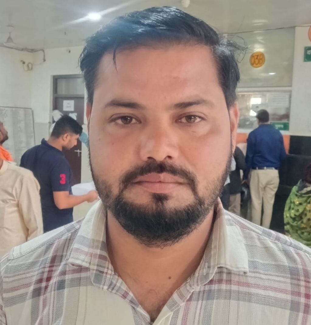 फोटो- 34- मेडिकल कॉलेज के दवा काउंटर पर लगी मरीजों की कतार। संवाद फोटो- 34- मेडिकल कॉलेज के दवा काउंटर पर लगी मरीजों की कतार। संवाद