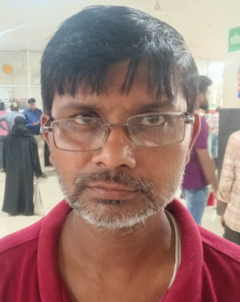फोटो- 34- मेडिकल कॉलेज के दवा काउंटर पर लगी मरीजों की कतार। संवाद फोटो- 34- मेडिकल कॉलेज के दवा काउंटर पर लगी मरीजों की कतार। संवाद