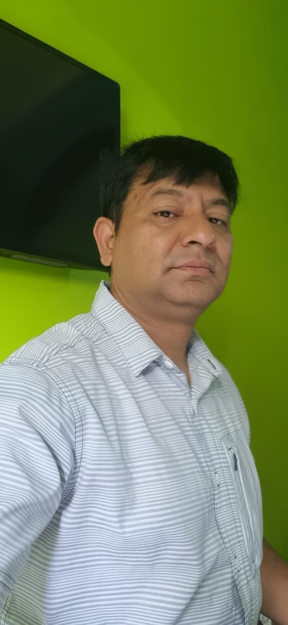 ग्रेनो वेस्ट के गौड़ सिटी-2 स्थित 10 एवेन्यू सोसाइटी के मुख्य प्रवेश द्वार के पास चल रही शराब क