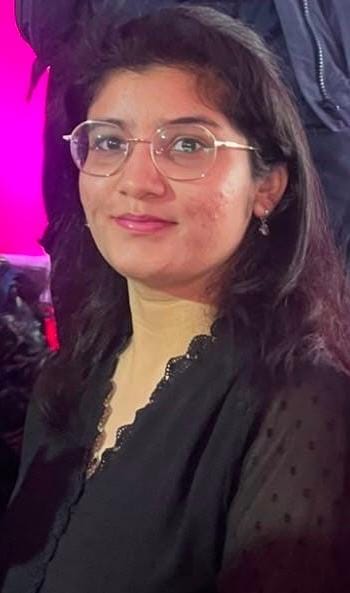 ग्रेनो वेस्ट के गौड़ सिटी-2 स्थित 10 एवेन्यू सोसाइटी के मुख्य प्रवेश द्वार के पास चल रही शराब क