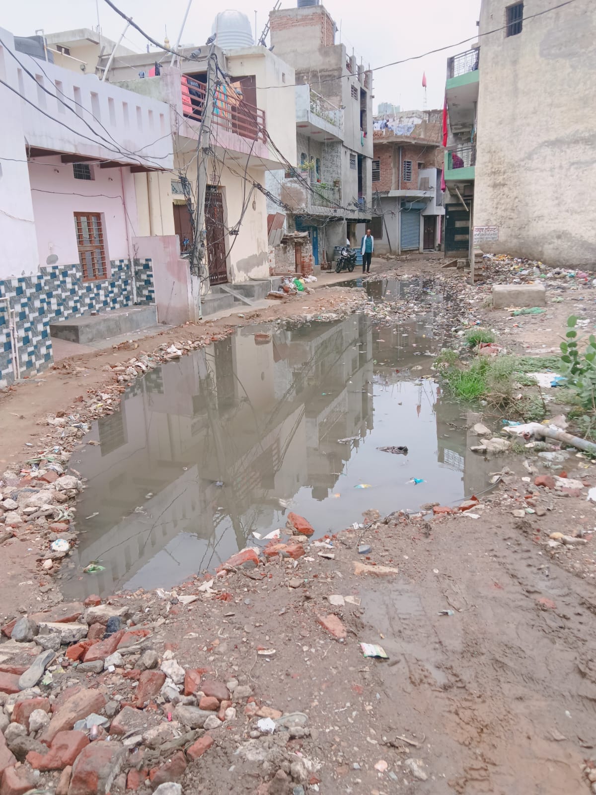 गांव आकेड़ा के रास्ते में भरा गंदा पानी। संवाद