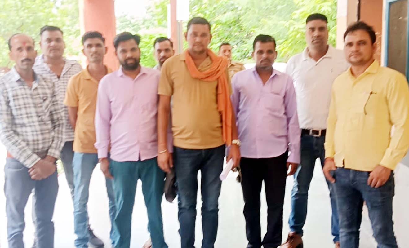 गांव नवाजपुर में मुआयना करते एसडीएम। संवाद