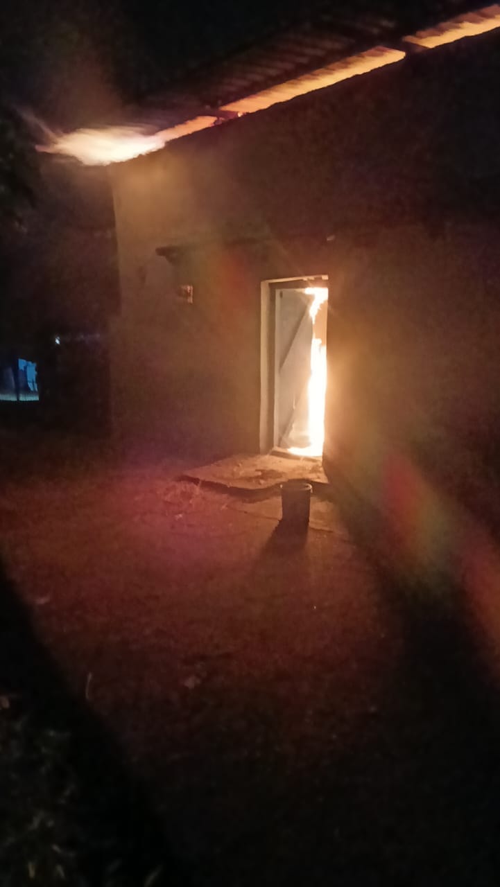 घर में लगी भीषण आग,दमकल कर्मचारियों ने आग पर पाया काबू।