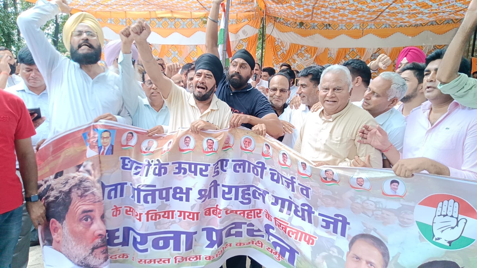 जगाधरी अनाज मंडी गेट के बाहर केंद्र सरकार का पुतला फूंकते कांग्रेसी। संवाद