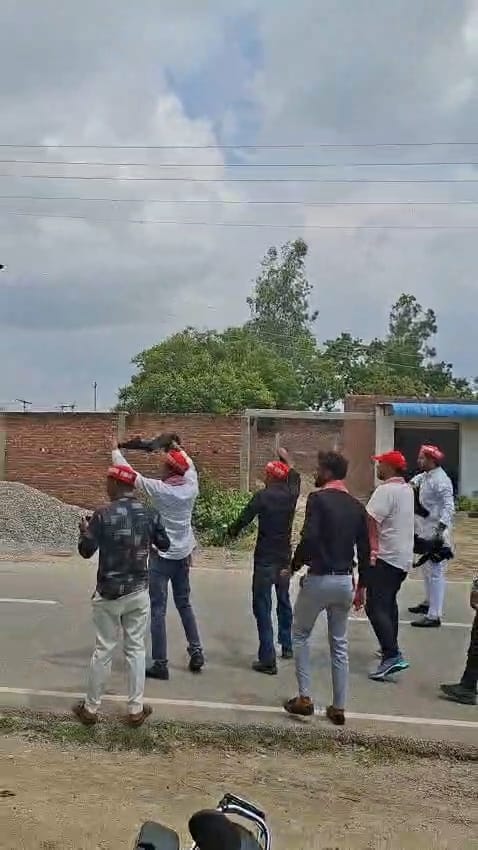 जलालाबाद स्थित परशुराम मंदिर में आयोजित सम्मेलन में उपस्थित लोग। संवाद