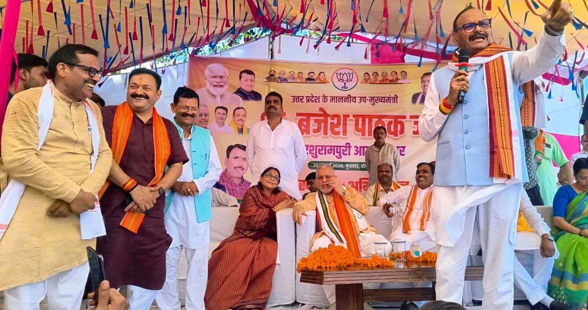 जलालाबाद स्थित परशुराम मंदिर में आयोजित सम्मेलन में उपस्थित लोग। संवाद
