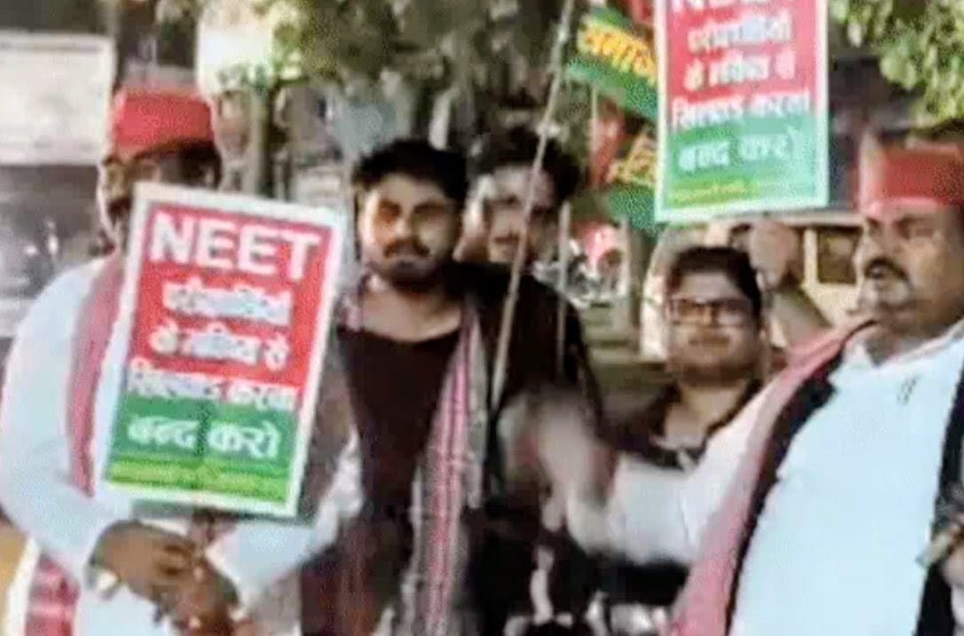 जलेसर के निधौली चौराहे पर प्रदर्शन करते पूर्व विधायक रामजी लाल सुमन व कार्याकर्ता। संवाद जलेसर के निधौली चौराहे पर प्रदर्शन करते पूर्व विधायक रामजी लाल सुमन व कार्याकर्ता। संवाद