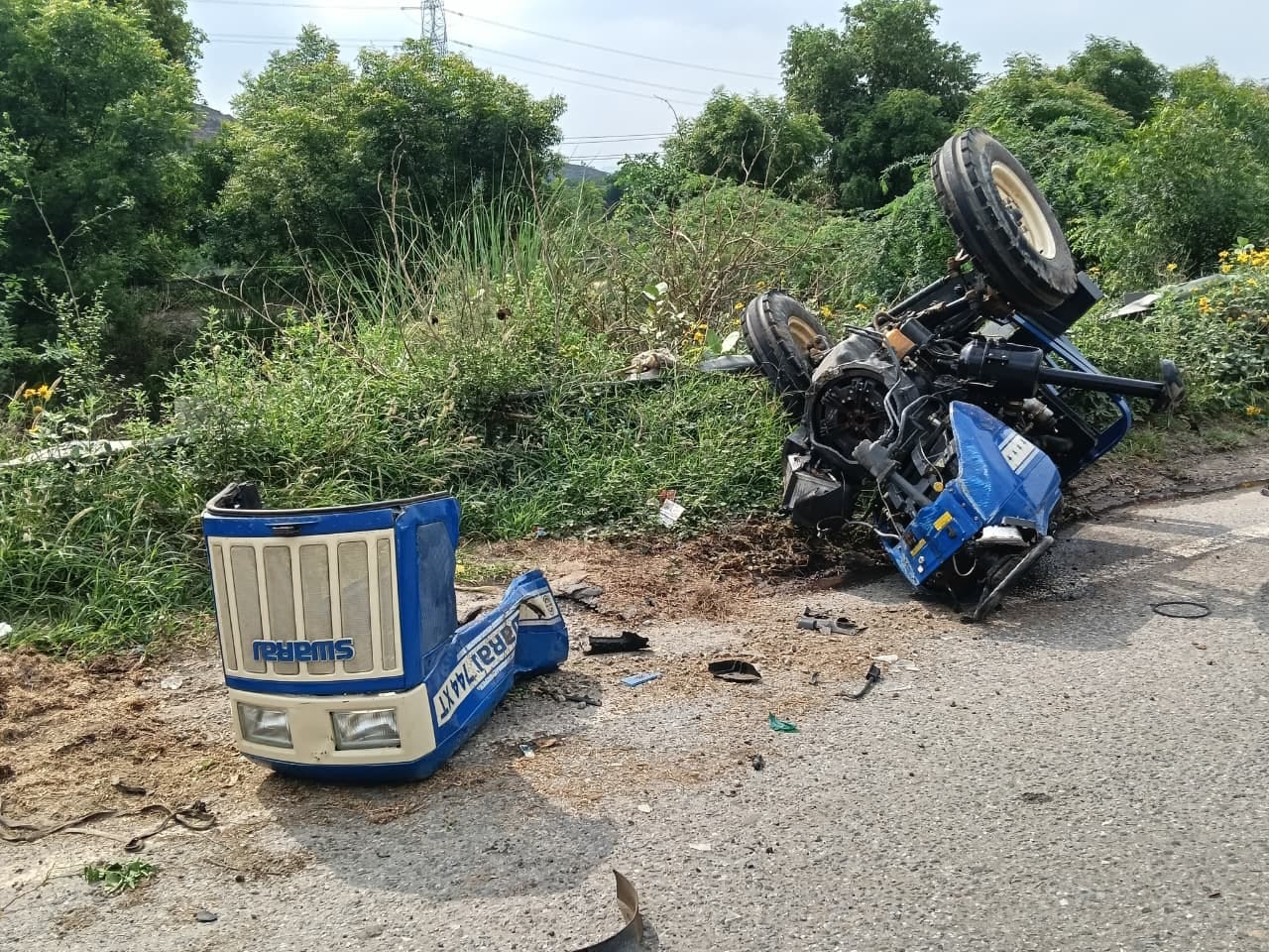 केएमपी पर हादसे में क्षतिग्रस्त वाहन। केएमपी पर हादसे में क्षतिग्रस्त वाहन।