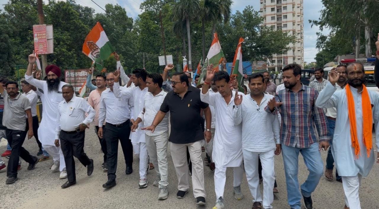 कलक्ट्रेट परिसर में धरने पर बैठे सपा पदाधिकारी और कार्यकर्ता। संवाद
