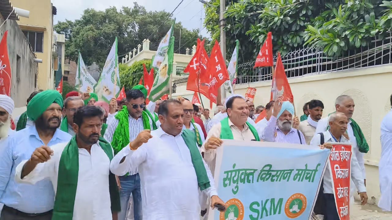 कुरुक्षेत्र। प्रदर्शन करते किसानों को सांसद नवीन जिंदल के घर के बाहर रोकते हुए पुलिसकर्मी। संव कुरुक्षेत्र। प्रदर्शन करते किसानों को सांसद नवीन जिंदल के घर के बाहर रोकते हुए पुलिसकर्मी। संव