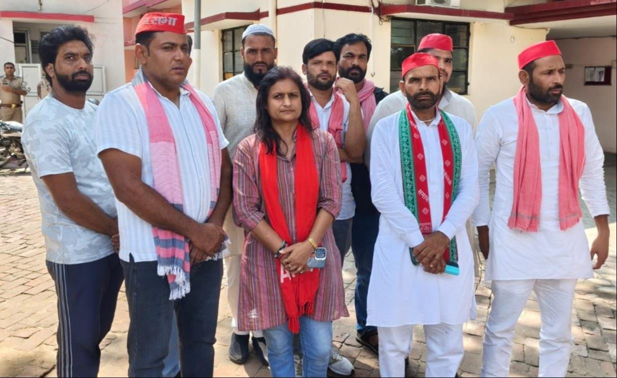कैराना कोतवाली में बैठे कांग्रेस पदाधिकारी-संवाद कैराना कोतवाली में बैठे कांग्रेस पदाधिकारी-संवाद