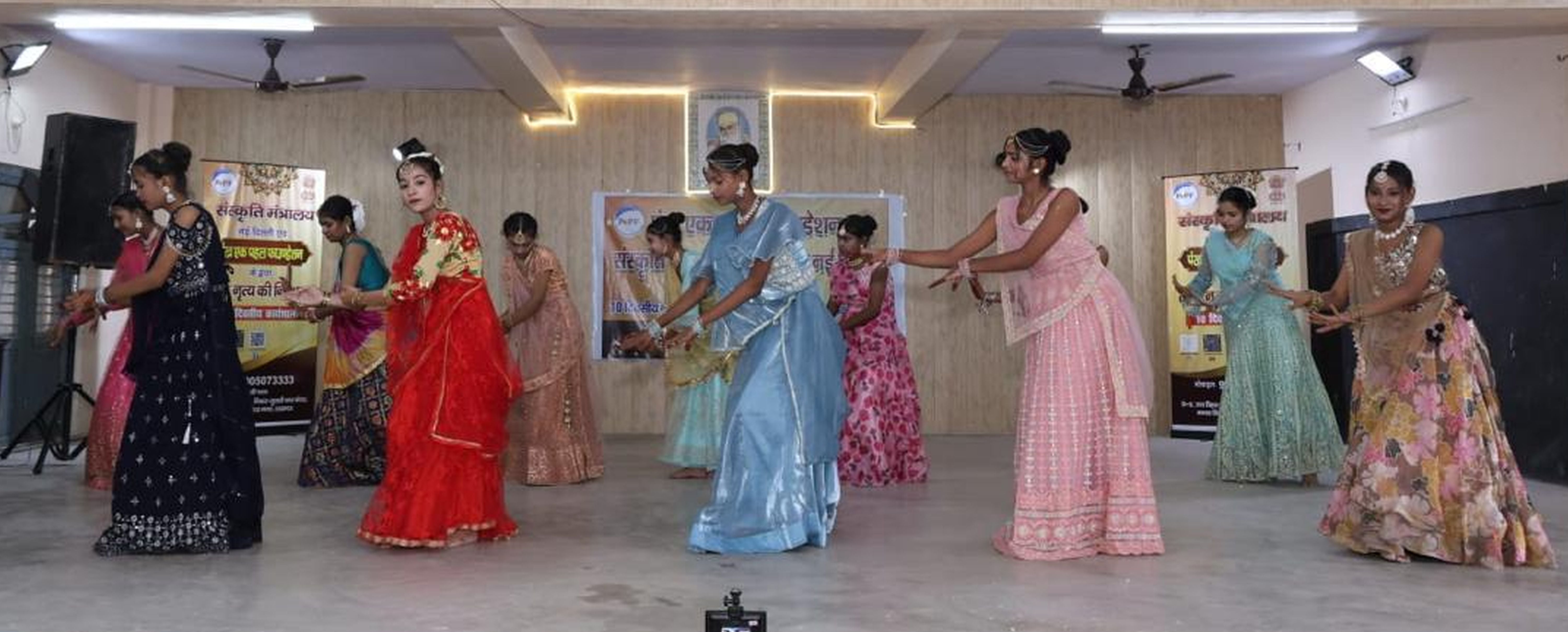 कार्यशाला में नृत्य प्रस्तुति देतीं छात्राएं। 