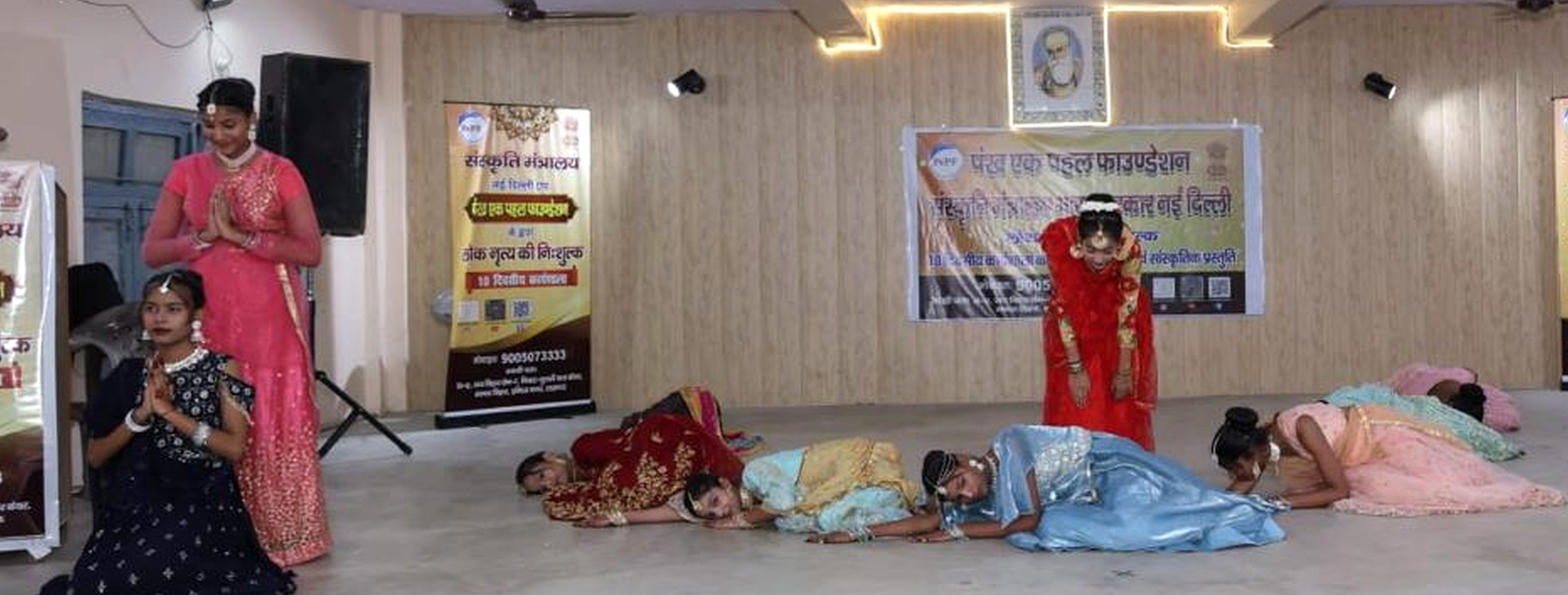 कार्यशाला में नृत्य प्रस्तुति देतीं छात्राएं। 