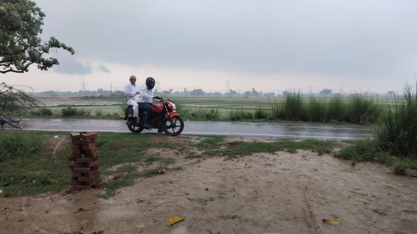 कौशाम्बी क्षेत्र में बारिश के बाद खेतों में भरा पानी। संवाद
