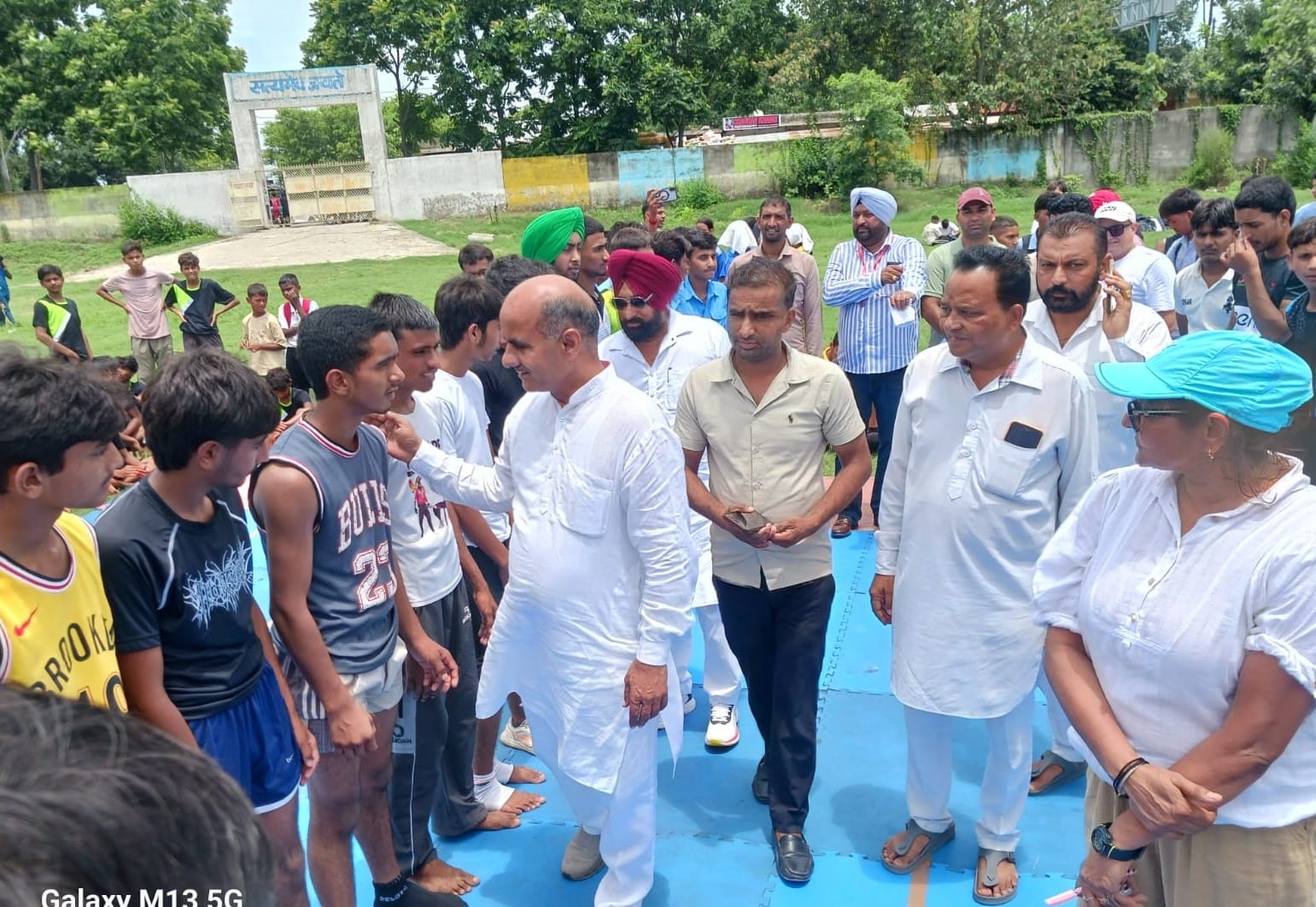 खिलाड़ियों के साथ मुख्यातिथि, आयोजक समिति सदस्य व अधिकारी। विभाग खिलाड़ियों के साथ मुख्यातिथि, आयोजक समिति सदस्य व अधिकारी। विभाग