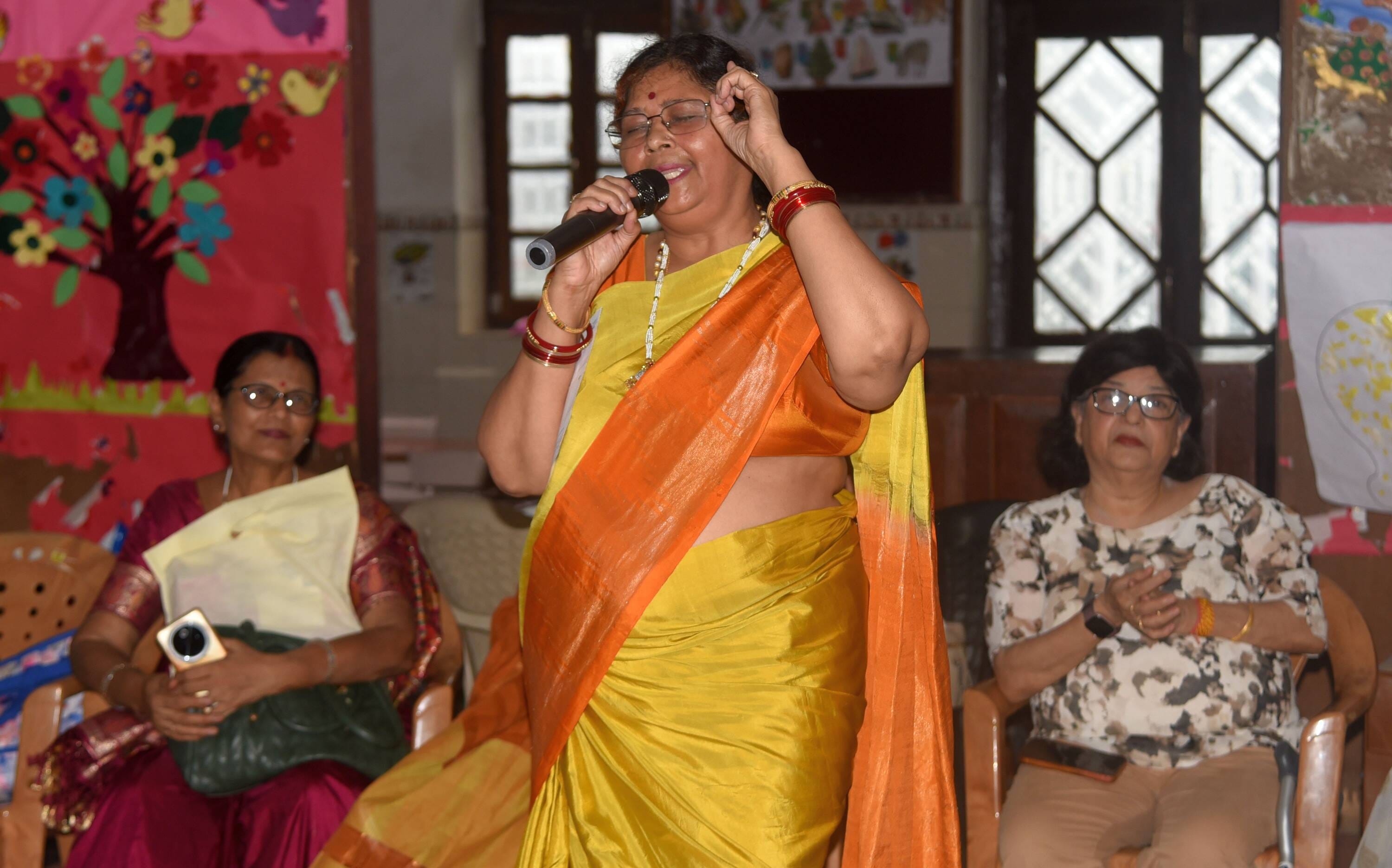 लखनऊ वीमेंस एसोसिएशन की नई कार्यकारिणी के चयन के बाद सांस्कृतिक आयोजन हुए। लखनऊ वीमेंस एसोसिएशन की नई कार्यकारिणी के चयन के बाद सांस्कृतिक आयोजन हुए।
