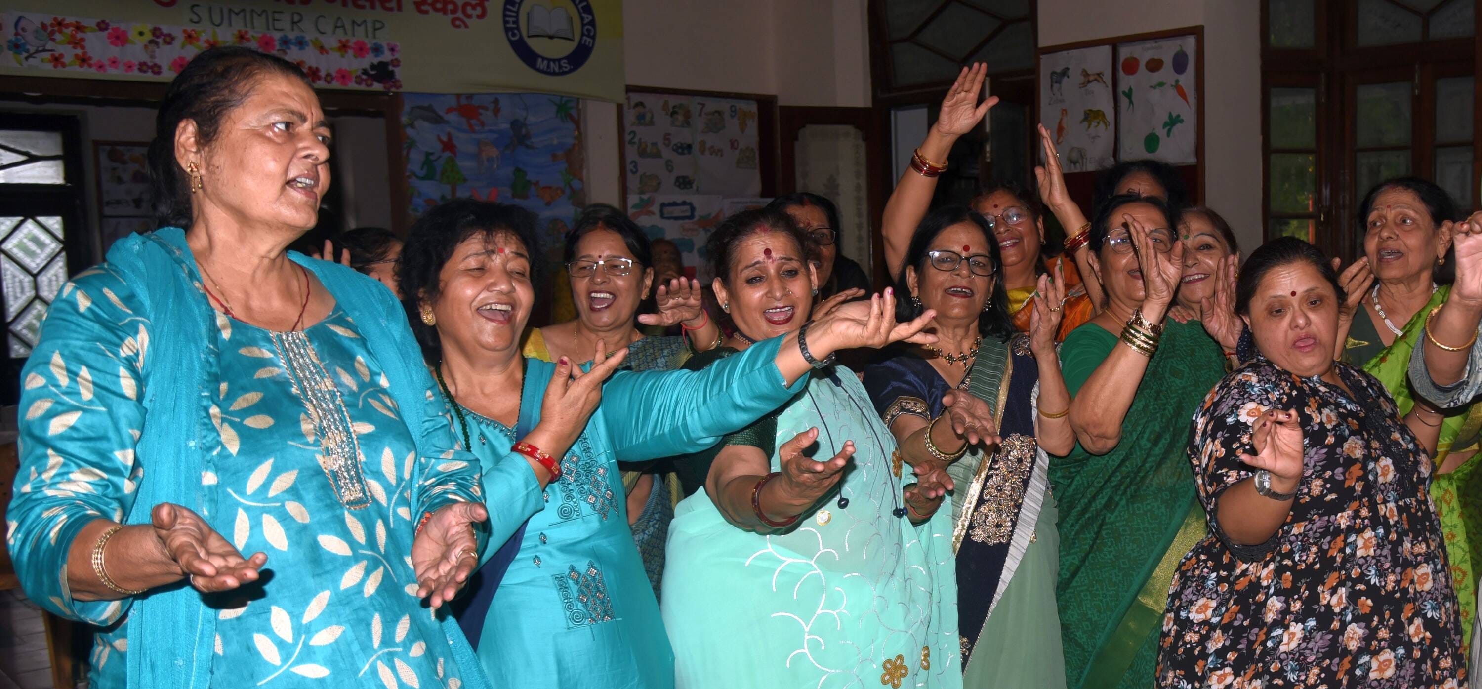 लखनऊ वीमेंस एसोसिएशन की नई कार्यकारिणी के चयन के बाद सांस्कृतिक आयोजन हुए। लखनऊ वीमेंस एसोसिएशन की नई कार्यकारिणी के चयन के बाद सांस्कृतिक आयोजन हुए।