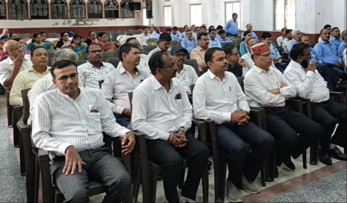 लायंस स्कूल में आयोजित आयकर विभाग के कार्यक्रम में बोलती संयुक्त आयकर आयुक्त वाराणसी अमनदीप कौर